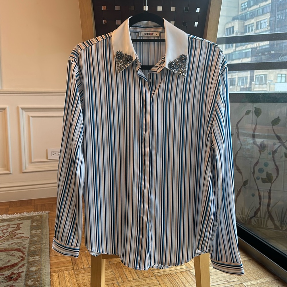 NWOT
Covered button front loose fit,accent design on collar, stripe pattern